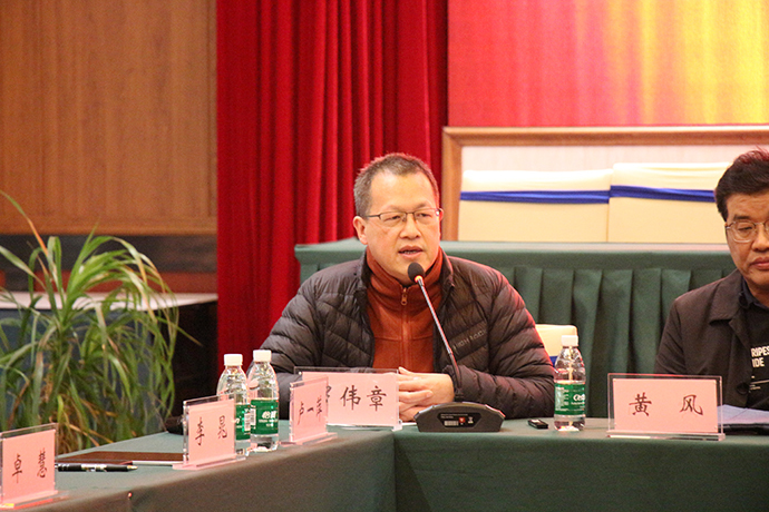 第四届全国文学名刊专家论坛由四川省作协副主席、《四川文学》主编罗伟章主持。