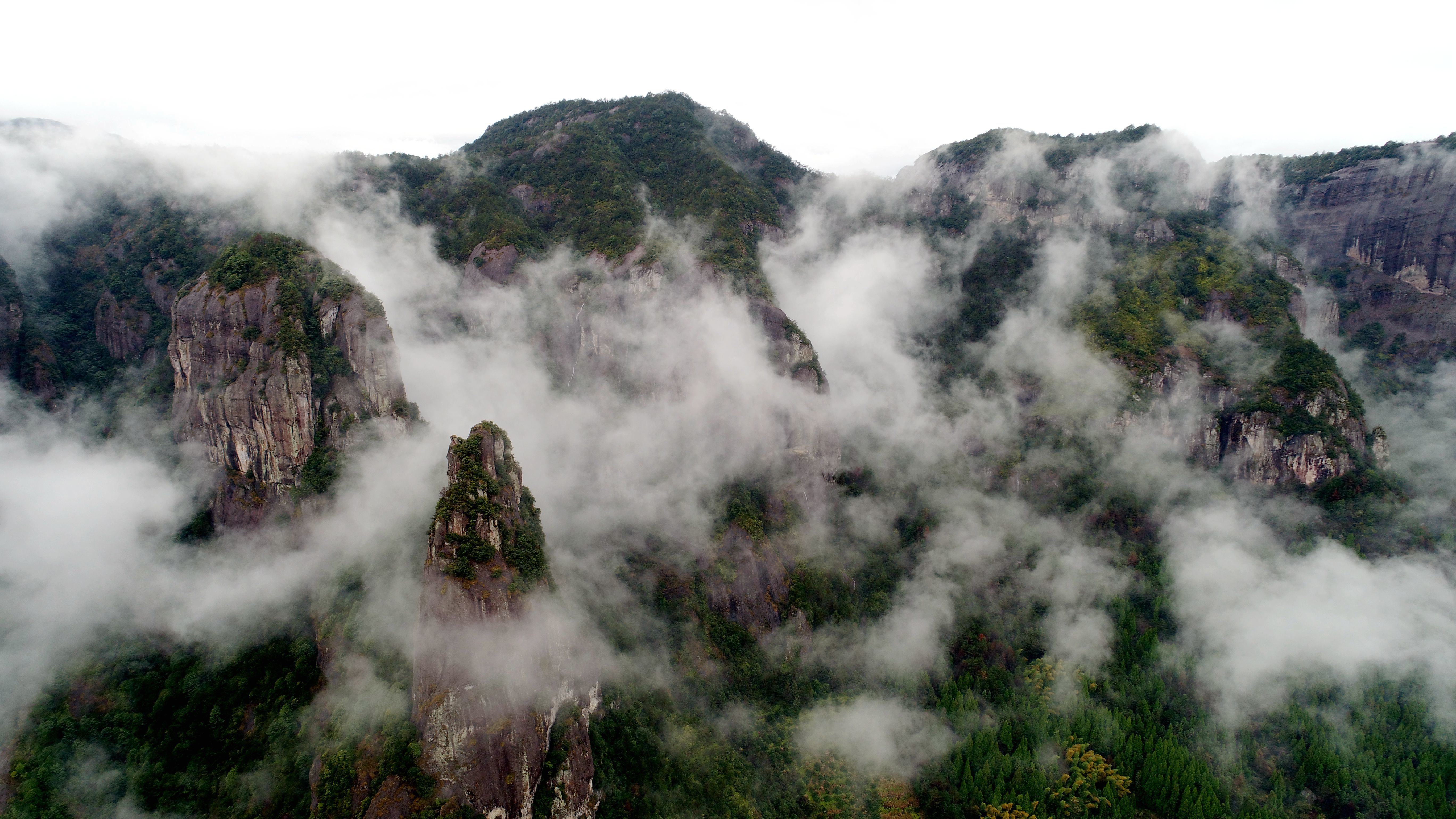云雾缭绕的天姥山激发了无数诗人的灵感 图 视觉中国