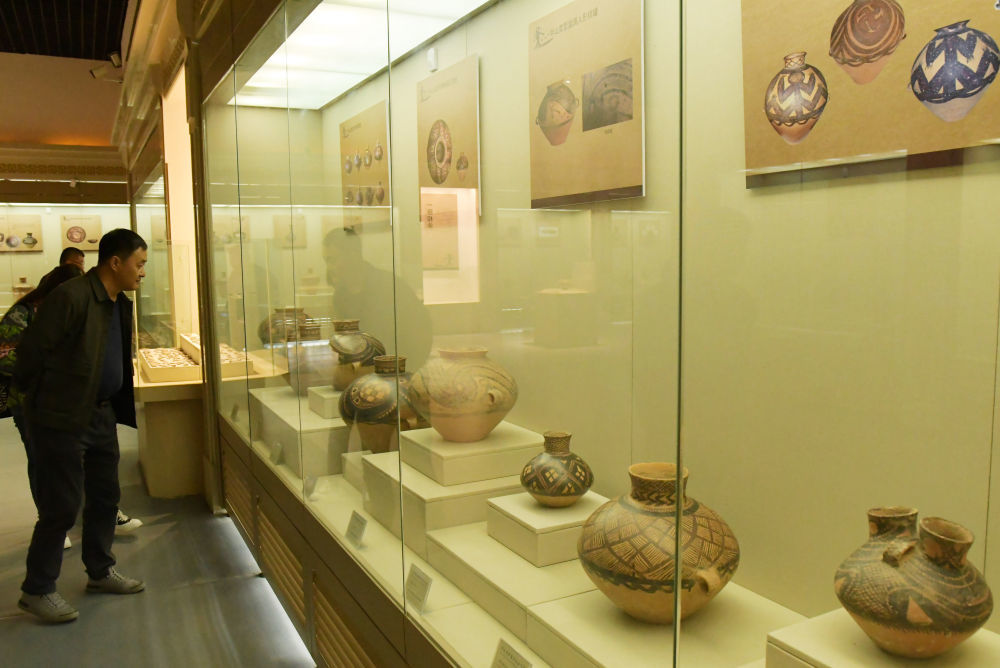 2021年6月19日，参观者在展厅内欣赏马家窑彩陶珍品。新华社发（史有东 摄）