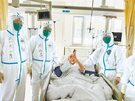 国家级专家和省级专家一同开展新冠肺炎患者救治工作 兰大一院供图