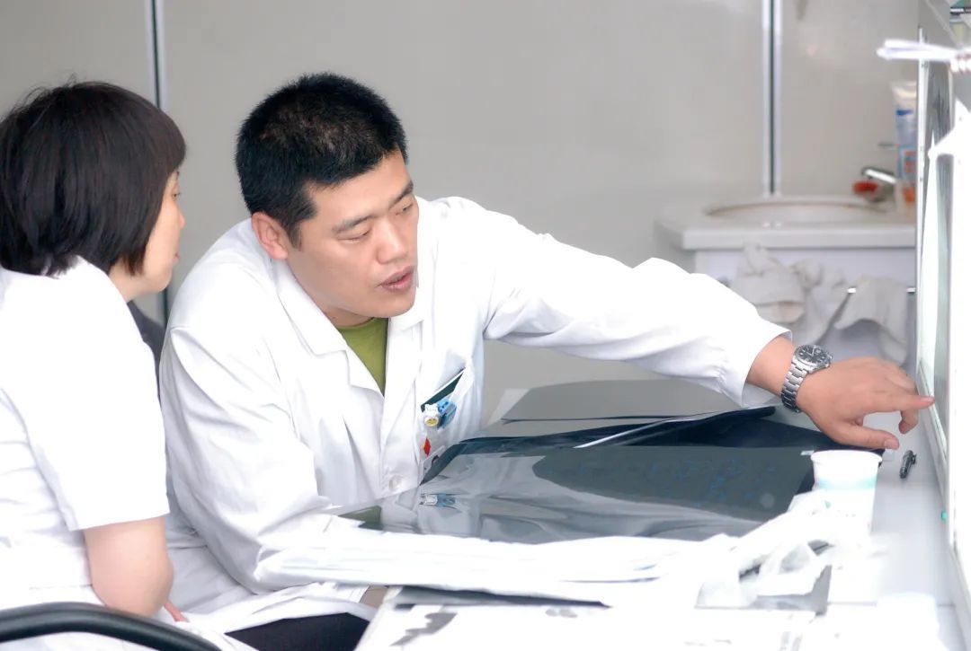 沙琳与同事探讨患者病情