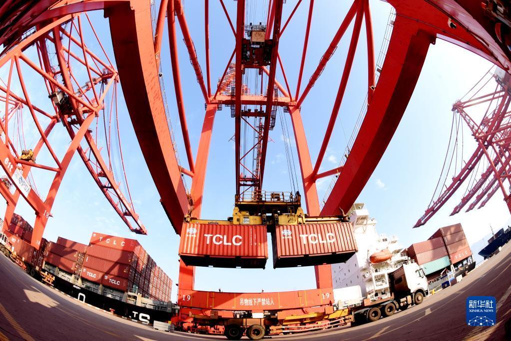 12月7日，在江苏连云港港口码头，货轮进行集装箱装卸作业。新华社发（耿玉和摄）