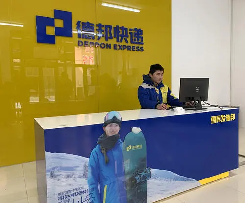 快递小哥行好事 德邦物流积极传播正能量