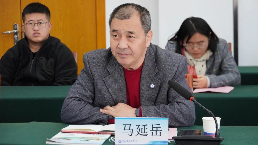 揭牌仪式的有黄海学院合作发展处处长刘常江,学院艺术学院院长马延岳