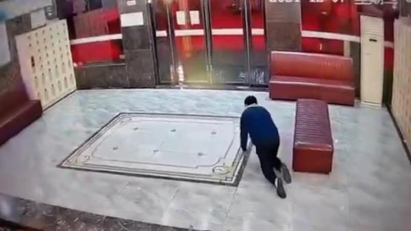 男子按摩花了五百元，趁店员睡着一路爬到门口逃单