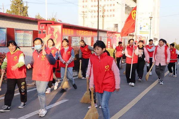 定远县天河初中团委组织志愿者义务打扫社区卫生活动