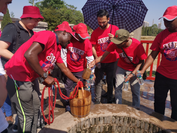 学员在瑞金沙洲坝村的红井前饮水思源