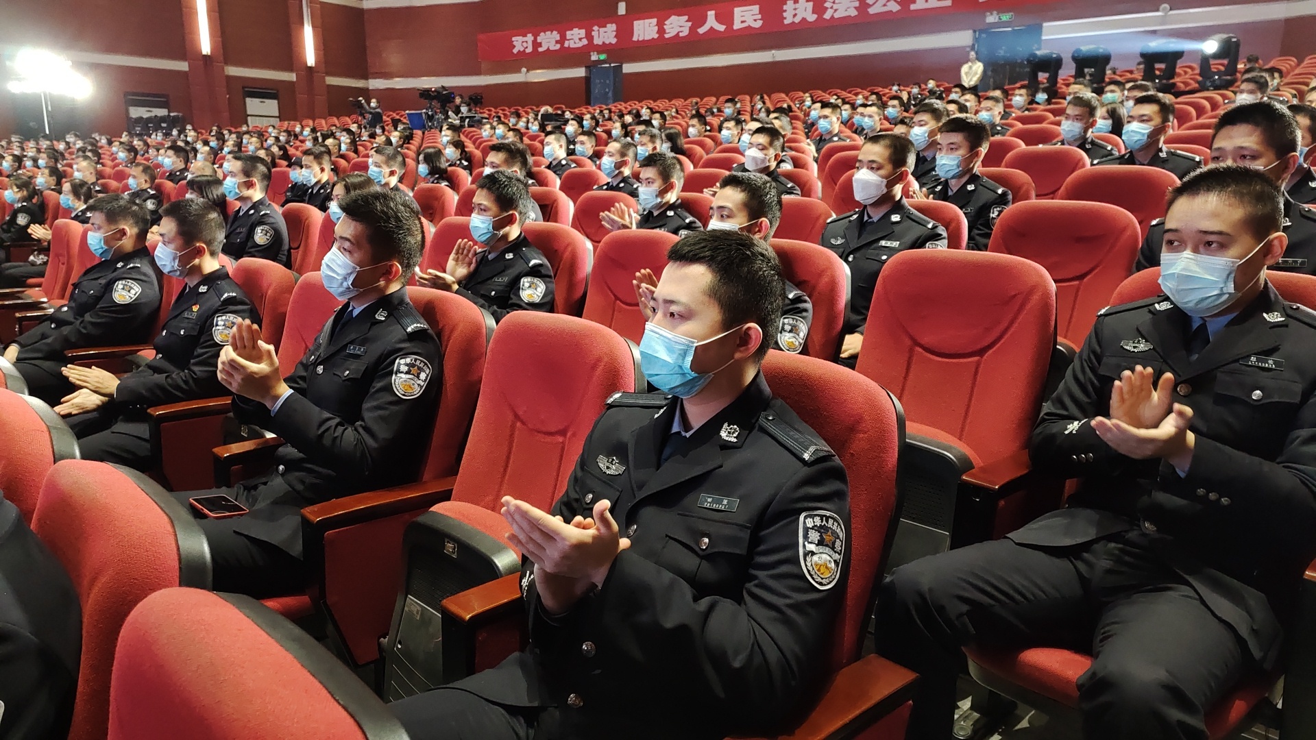 冯中成的故事让现场的观众感动鼓掌