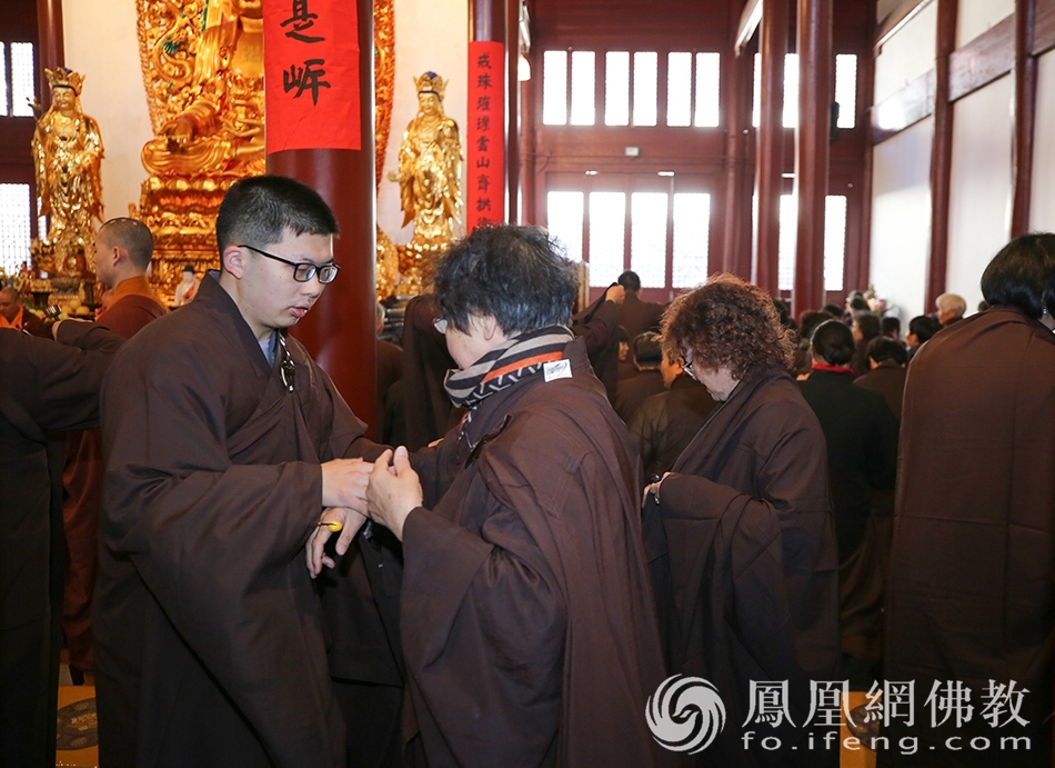 求戒善信欢喜得戒,缦衣披身。(图片来源:凤凰网佛教 摄影:普陀山佛教协会)