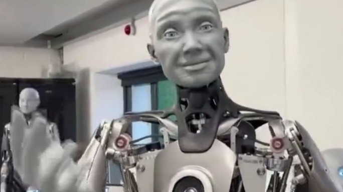英国：人形机器人“苏醒”因逼真走红网络