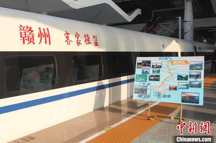 10日上午9时整，京港高铁赣州至深圳段正式开通运营。　刘力鑫 摄