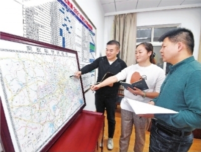武汉城市圈同城化办公室秘书处工作人员在办公。长江日报记者史伟 摄