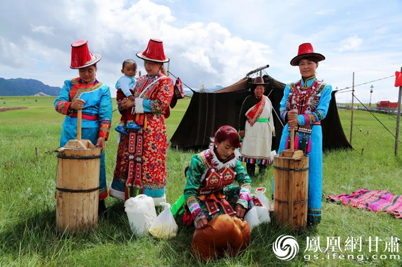 裕固族生活习俗——打酥油 成林 摄