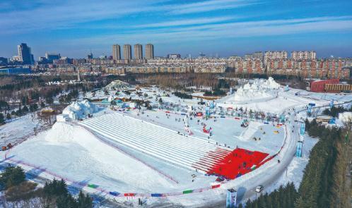 长春雕塑冰雪新乐园的雪滑梯，冬季里格外火热。