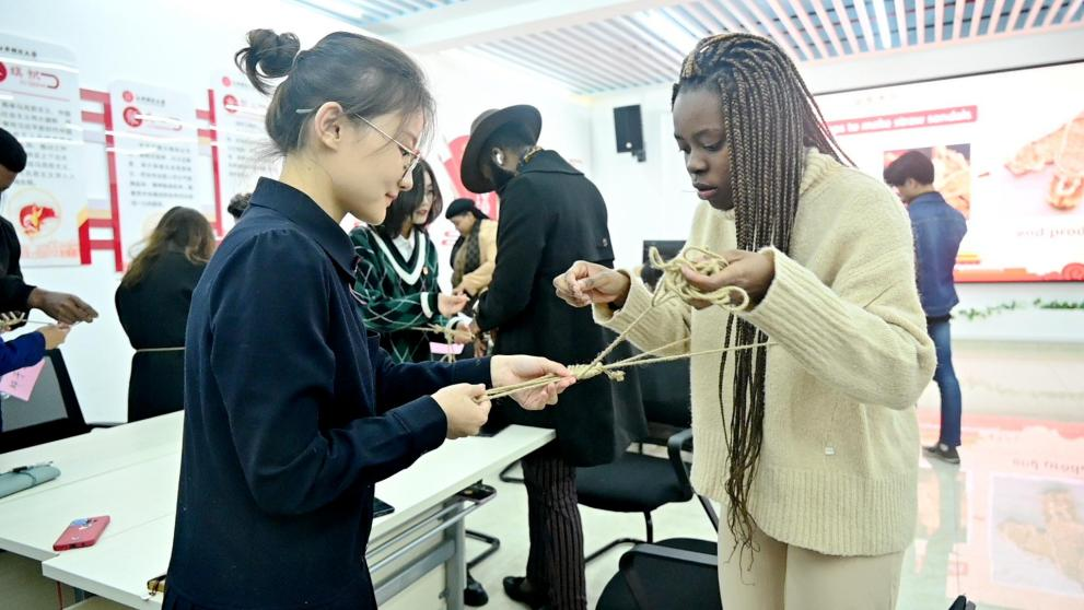 中国学生教留学生编制“红军草鞋”