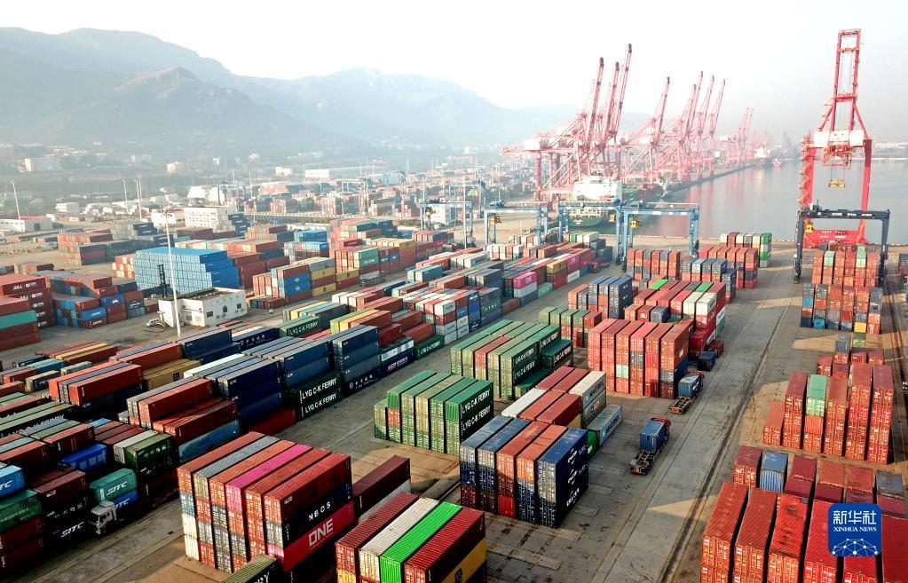 12月7日在江苏连云港港口码头拍摄的大批集装箱(无人机照片).