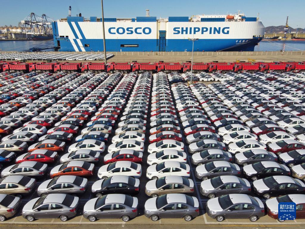 12月7日，大批出口商品车在山东港口烟台港集结等待装船（无人机照片）。新华社发（唐克摄）