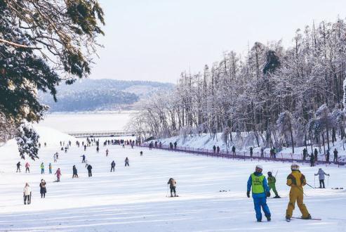 净月潭滑雪场是滑雪初学者的乐园。