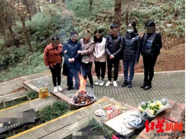 家人在沈严的墓前 资料图