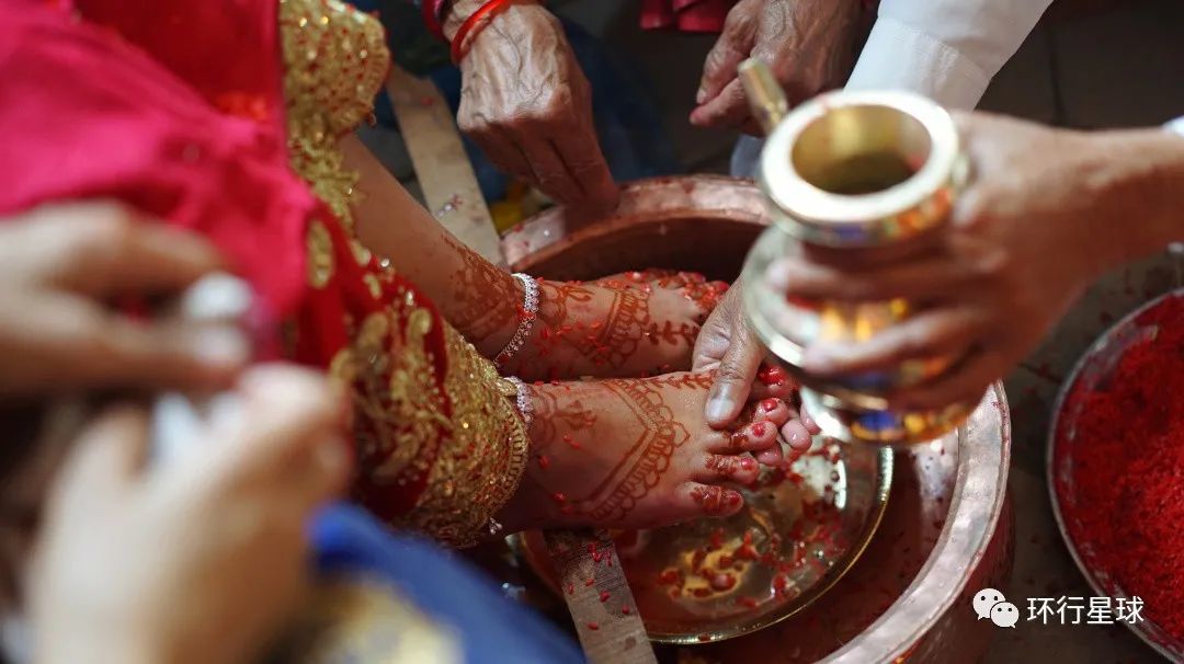 婚礼前，尼泊尔新娘需由女性亲属洗脚。 图：Lesia Povkh / Shutterstock