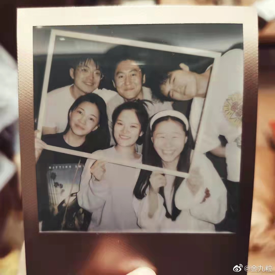 几个年轻人，因工作结识、走近，又因生活乐趣而聚在一起。