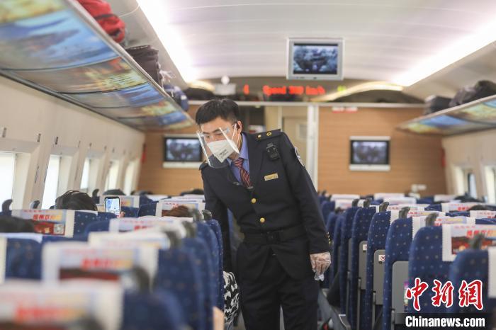 图为列车工作人员正在为旅客服务。　刘力鑫 摄