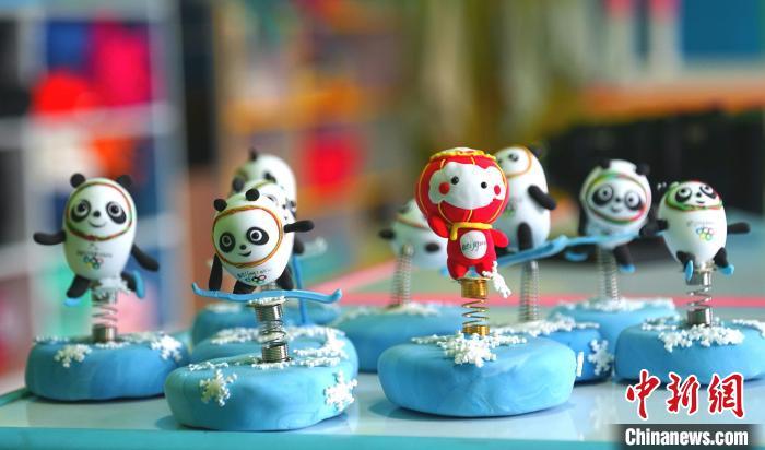 孩子们的面塑作品“冰墩墩”“雪容融”排成了队。　杨浩 摄