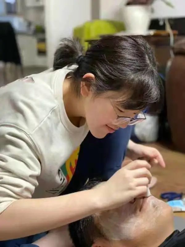 女儿给沙琳涂抹面膜