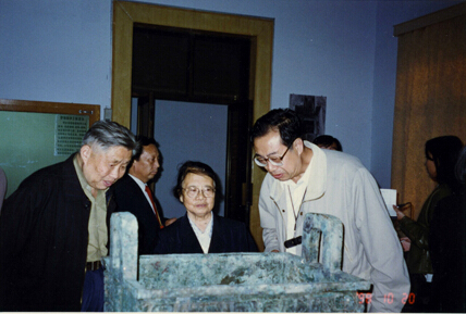 1998年陪同来宾观察“司母辛”铭文