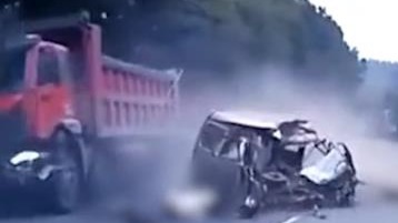 面包车迎面连撞2货车瞬间解体 车头完全损毁乘客被甩出车外