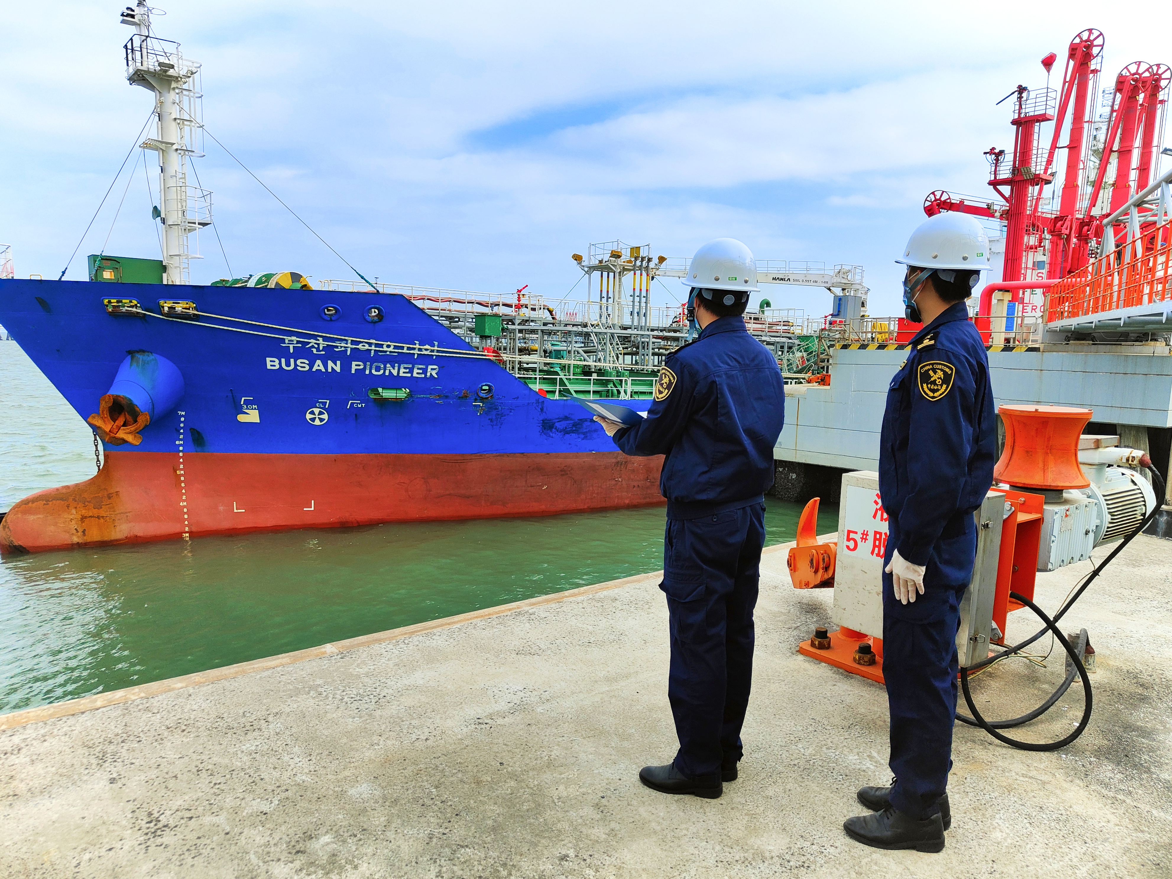 海关顺利验放广东湛江首批进口乙酸乙烯酯__凤凰网