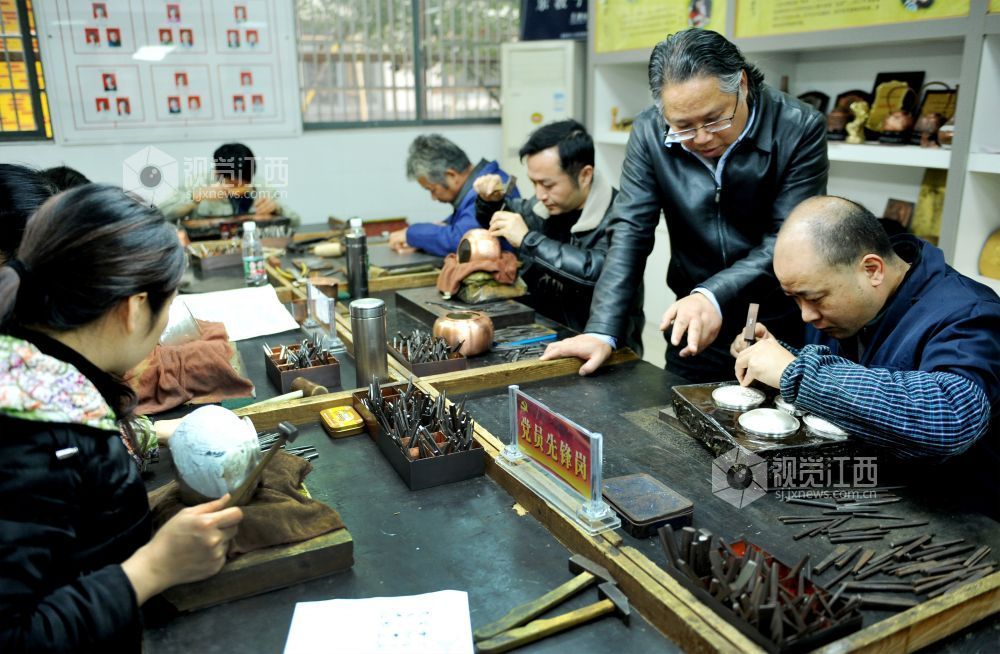 2021年12月17日，江西省贵溪市国家级技能大师、錾铜雕刻“非遗”传承人黄俊军正在指导前来学艺“弟子”学习技艺。