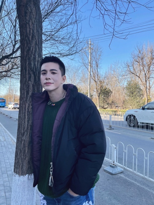 林柏睿冬日街头潮拍糖果衣领刺绣牛仔搭配温暖清新