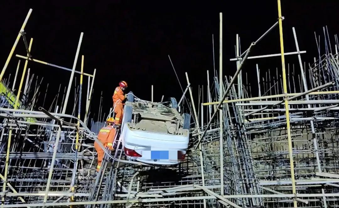 深夜惊魂！赣州一车辆冲出路面悬在半空……