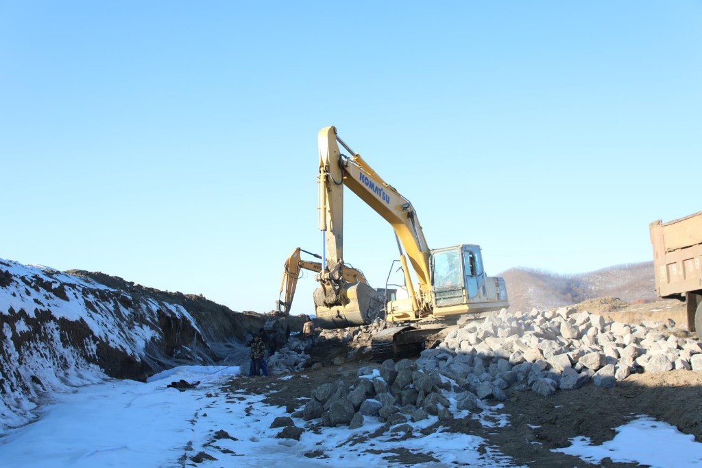 但在广袤的敦化市大地上,一场水利项目冬季攻坚战却热火朝天,施工正酣