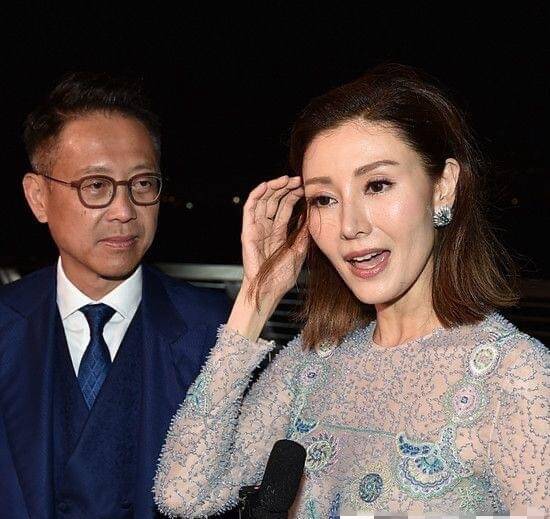李嘉欣与老公出席富豪派对,珠光宝气显奢华__凤凰网