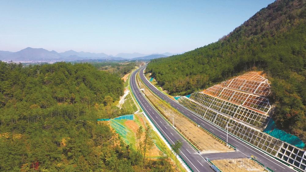 高峡变通途,芜黄高速如巨龙一般腾飞于皖南深山,带动沿线社会经济发展