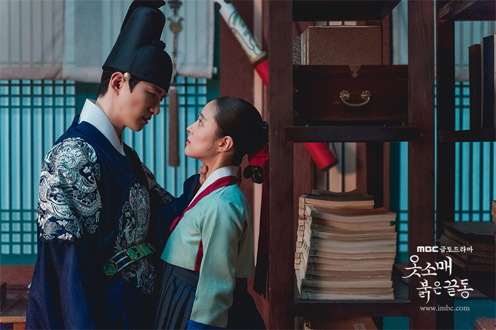 世孙掐着女主脖子告诫她,要忠诚,也要把心交给他。