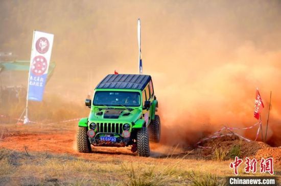 图为现场参加越野挑战赛的越野车。　朱海鹏 摄