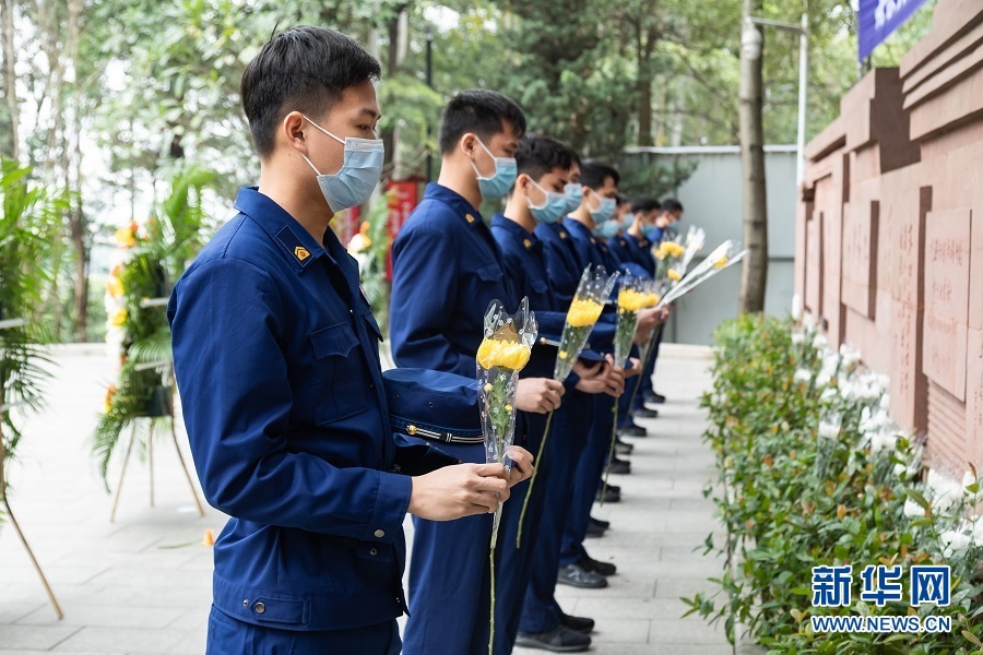 东莞群众代表肃立默哀，依次献花。新华网发
