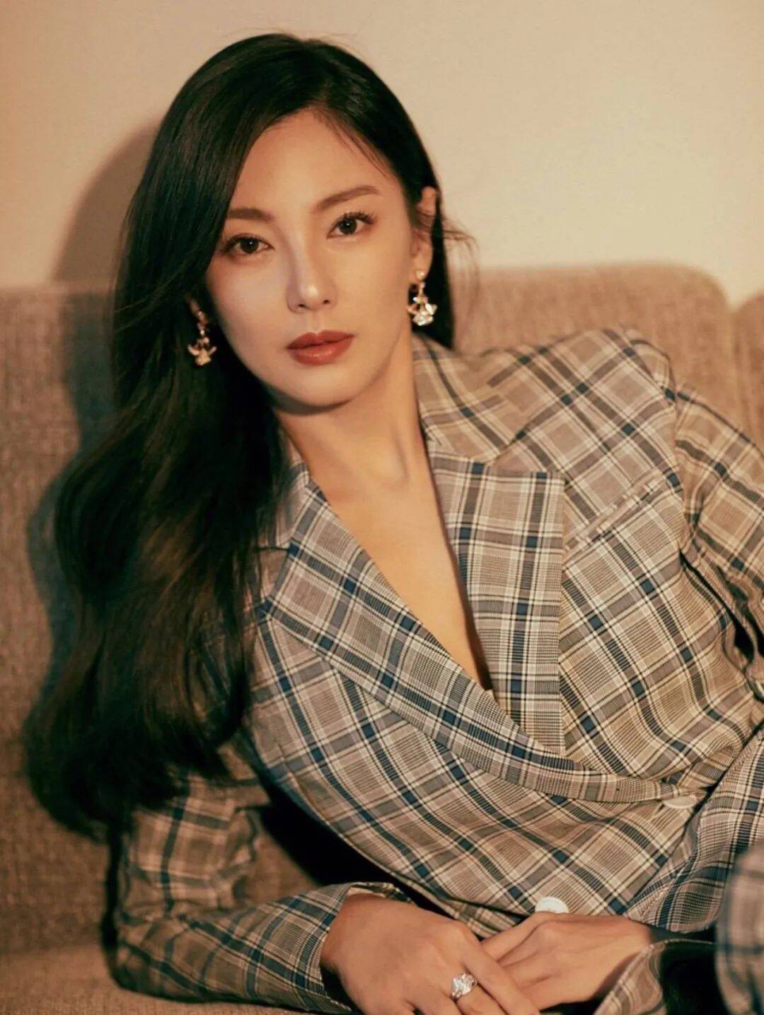 半年两个小奶狗张雨绮真的是恋爱脑