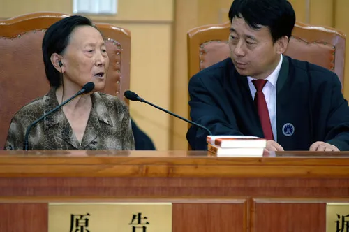 2006年8月23日，南京大屠杀幸存者夏淑琴（左）在法庭作陈述。新华社记者韩瑜庆摄