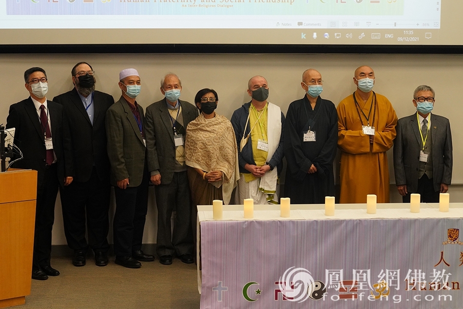 研讨会现场,各宗教领袖合影留念。(图片来源:凤凰网佛教 摄影:香港西方寺)