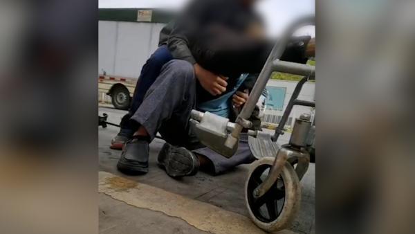 深圳一老人坐轮椅摔倒，小伙请人拍视频留证后上前搀扶