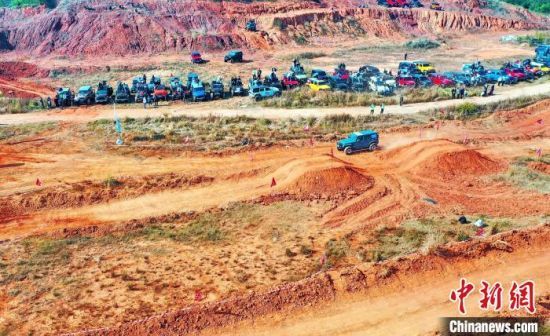 数十辆改装的吉普牧马人汽车在进行紧张激烈的场地越野竞速比赛。　朱海鹏 摄