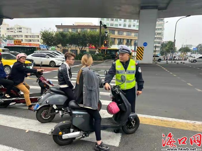 海口交警曝光一批骑乘电动自行车不戴安全头盔违法行为