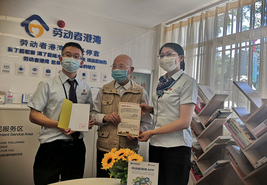 年近90岁高龄的黄海源老人将自己编写的《云南演绎》第三卷100本书捐赠至“港湾书架”