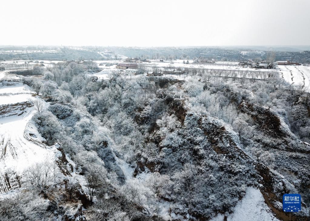 这是12月11日拍摄的甘肃省庆阳市合水县雪景（无人机照片） 新华社记者 马希平 摄