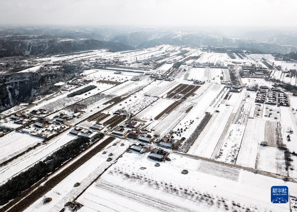 这是12月11日拍摄的甘肃省庆阳市合水县雪景（无人机照片） 新华社记者 马希平 摄