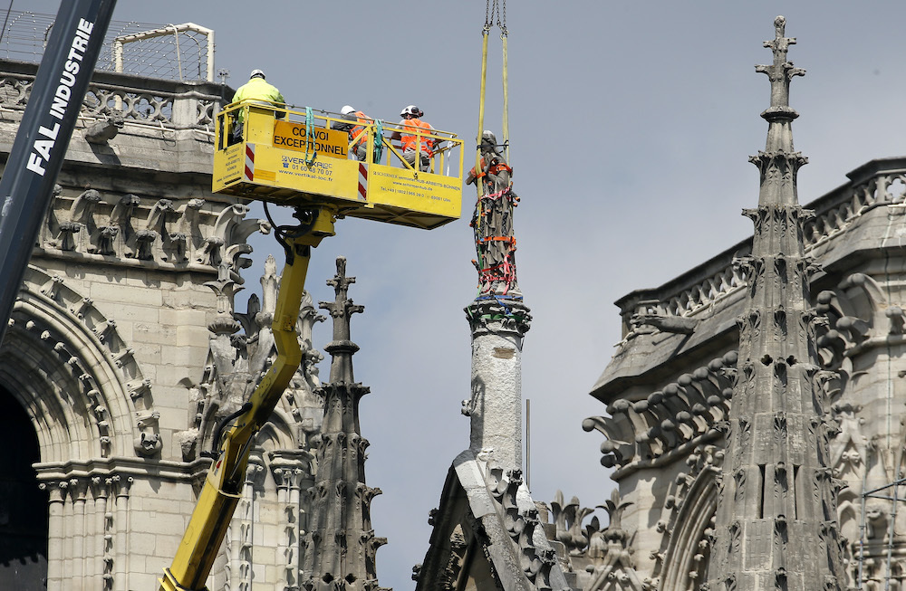 2019年4月29日，巴黎聖母院一尊雕像被移走。 視覺中國 圖